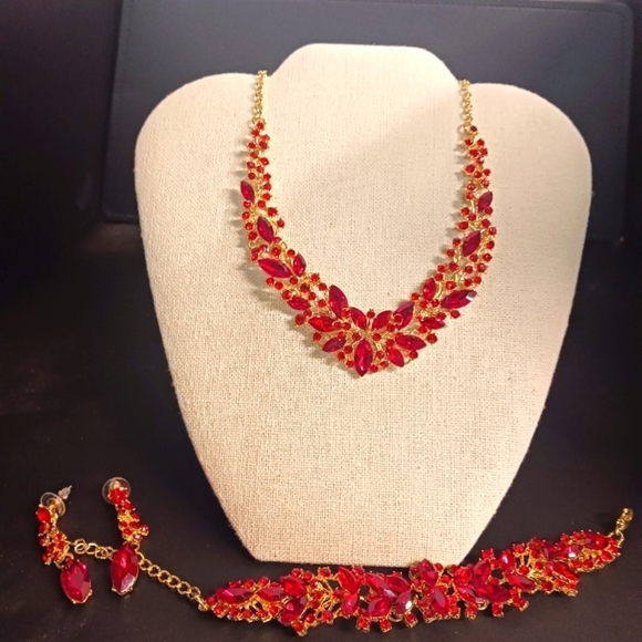 NWOT Brilliant Red crystal floral teardrop 3 piece set - Picture 1 of 4